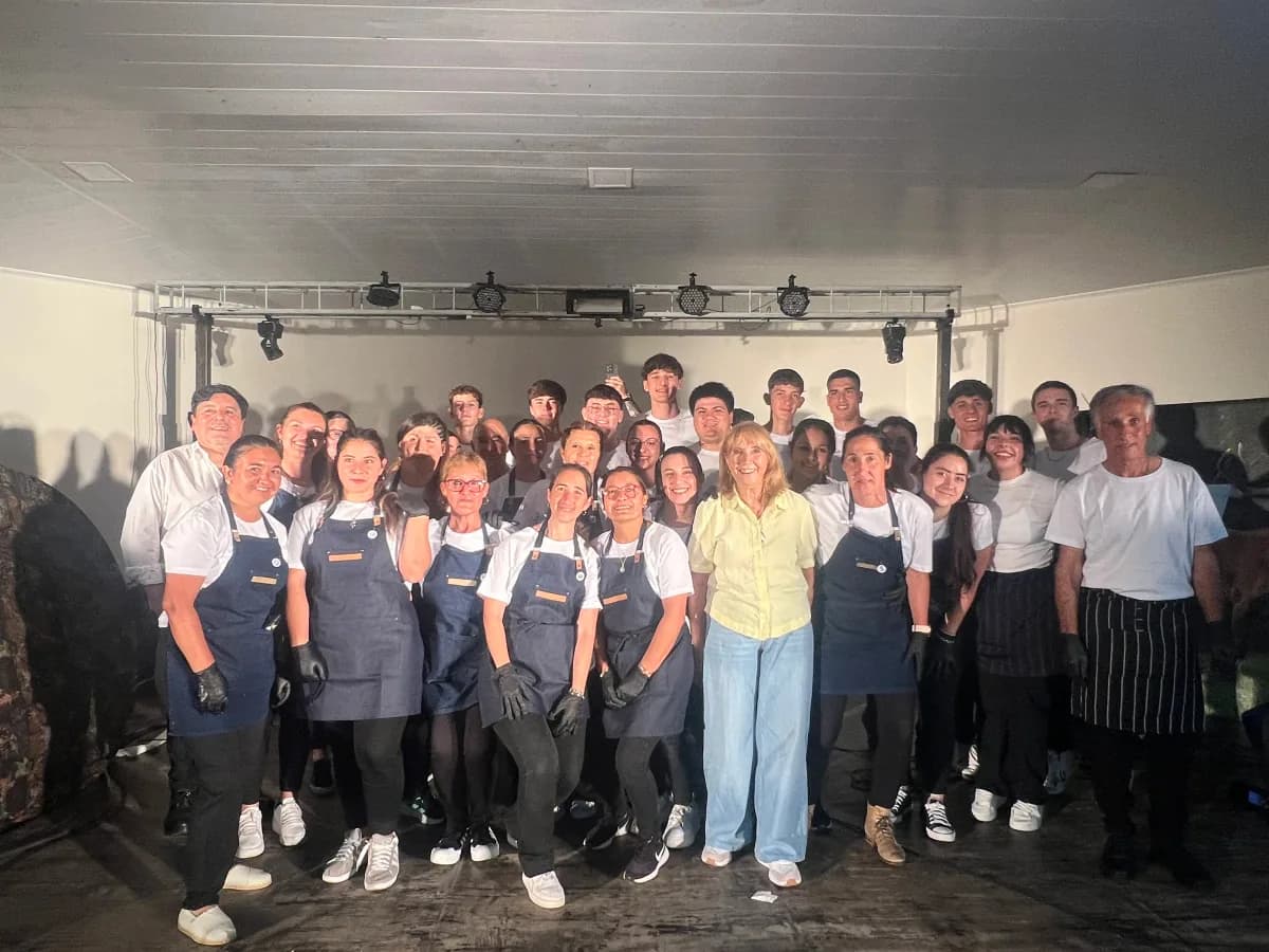 El equipo que organiza la cena, en el salón